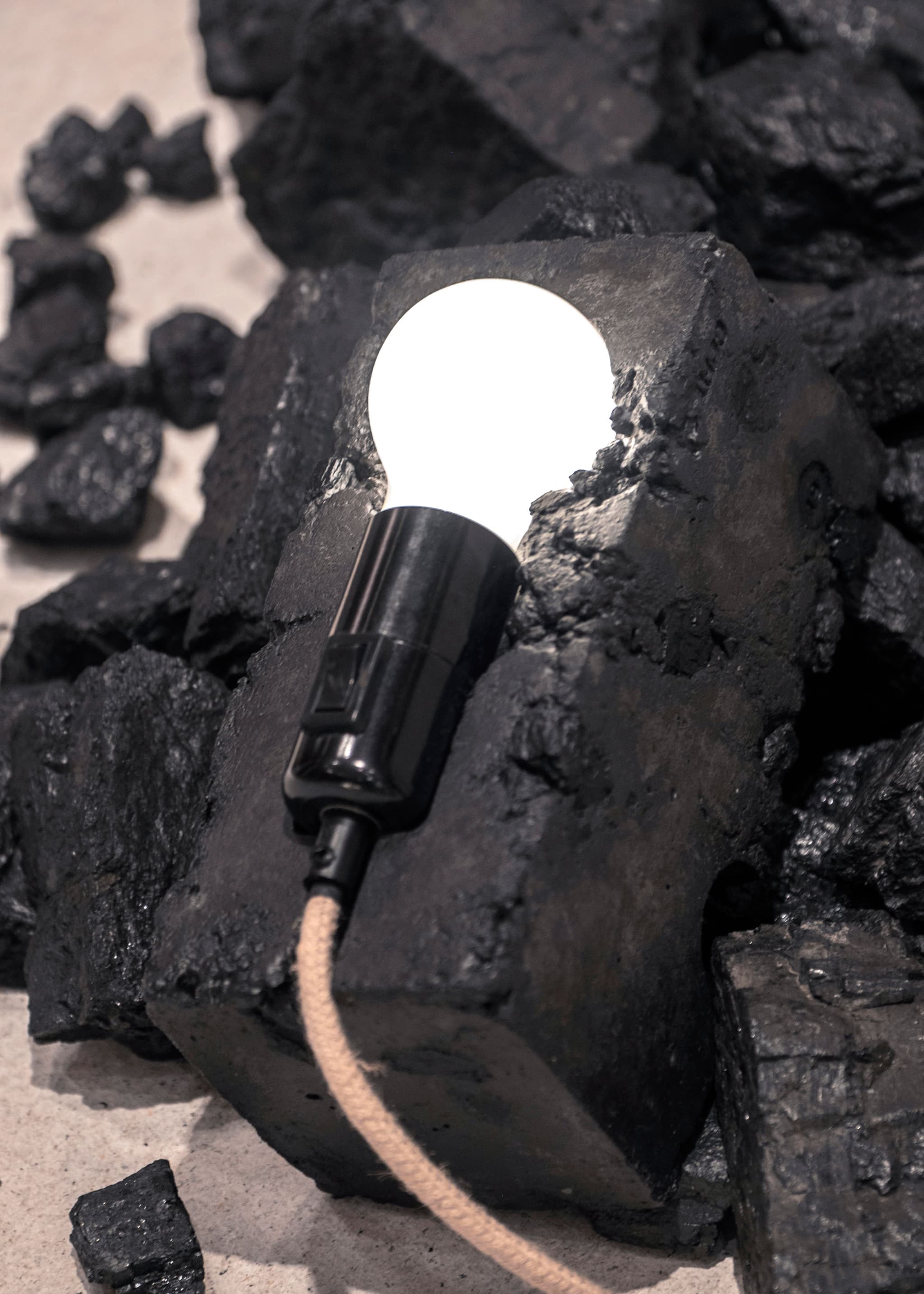  Closeup view of “Cofit-20” Concrete Table Lamp by Atelier Haute Cuisine 