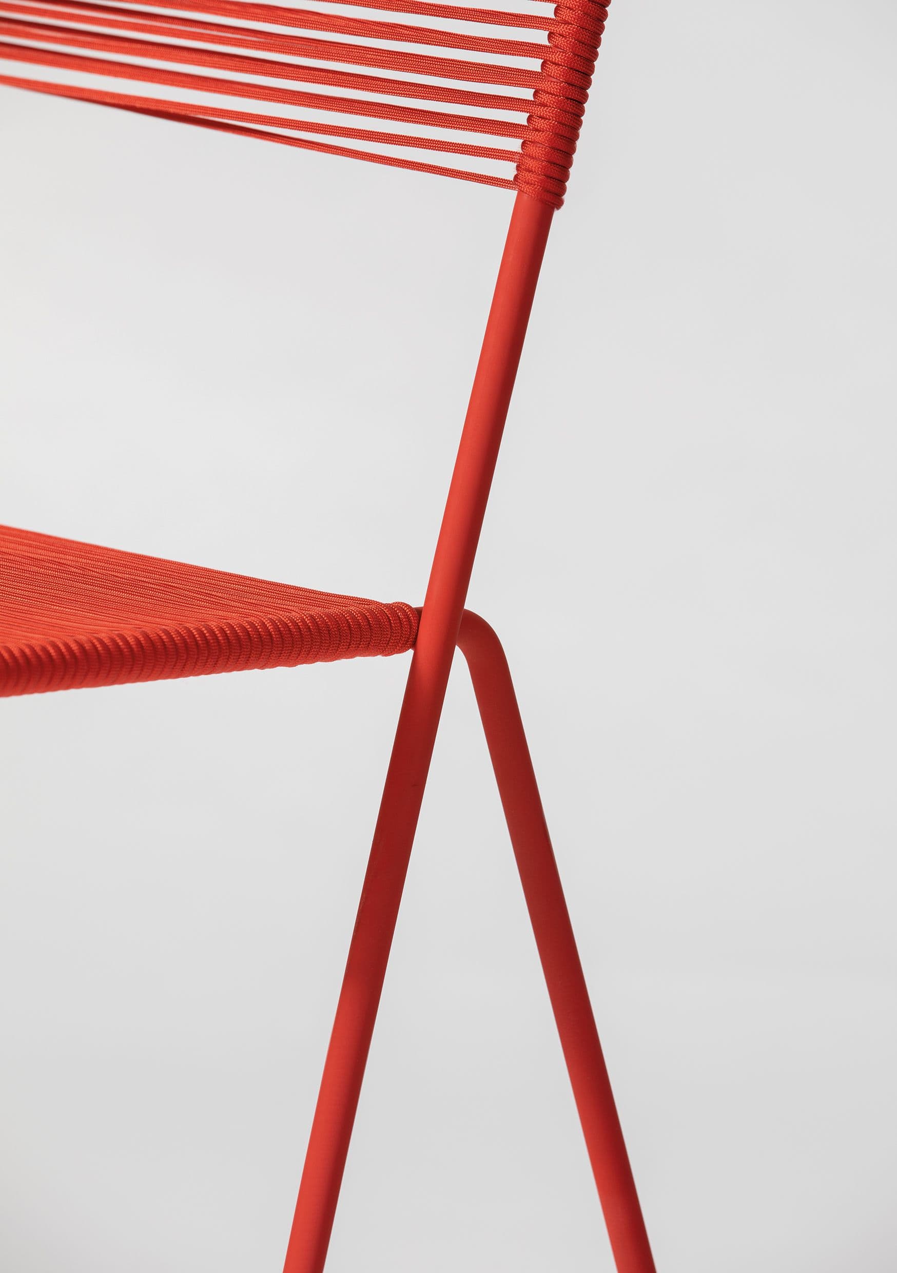  Filou chair that supports dynamic sitting. The height and depth of the seat are optimized to work with concentrated. 