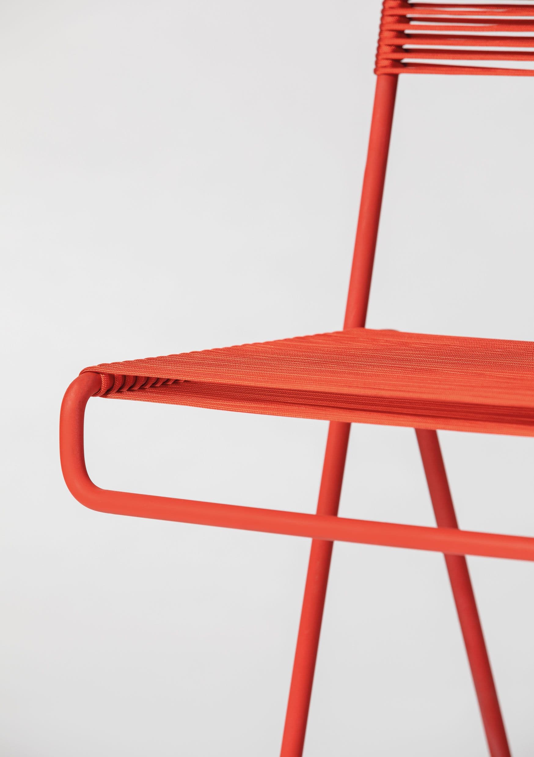  Filou chair that supports dynamic sitting. The height and depth of the seat are optimized to work with concentrated. 