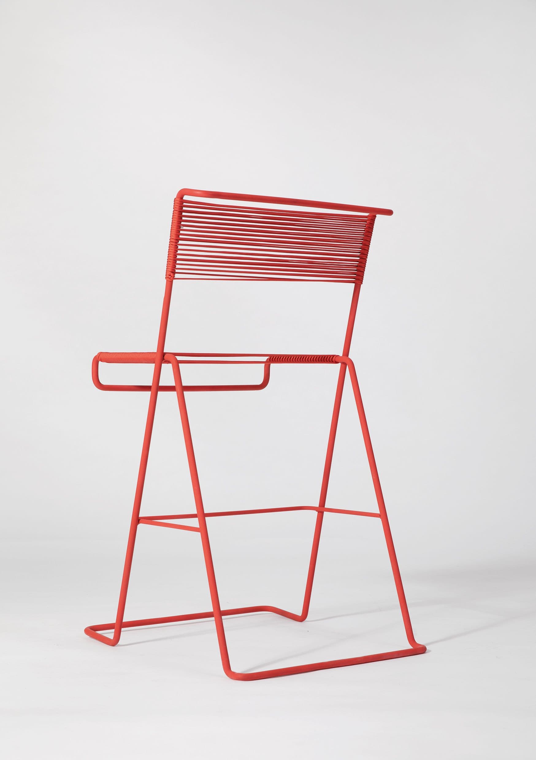  Filou chair that supports dynamic sitting. The height and depth of the seat are optimized to work with concentrated. 