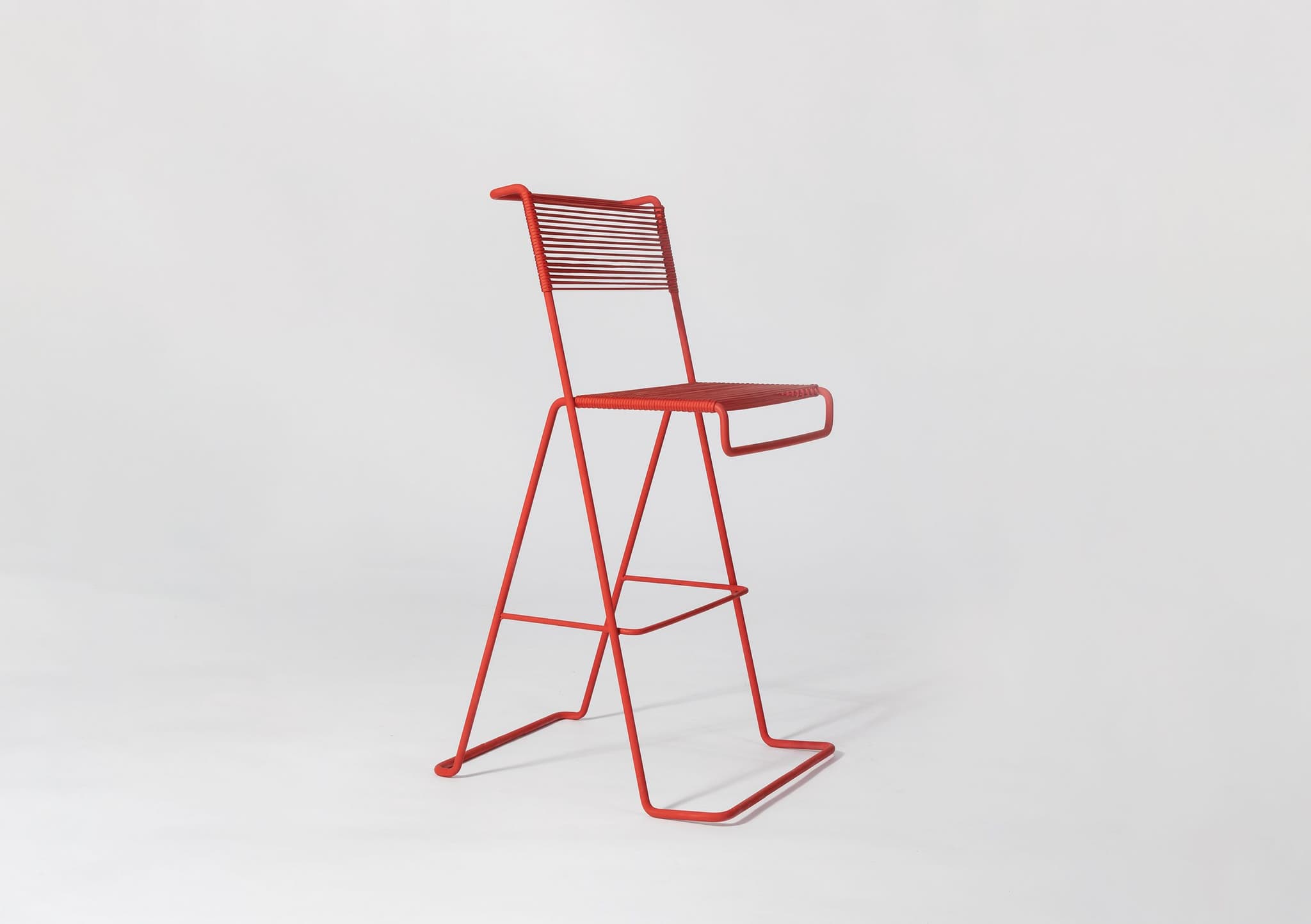  Filou chair that supports dynamic sitting. The height and depth of the seat are optimized to work with concentrated. 