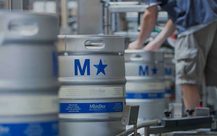 MicroStar keg pooling for breweries
MicroStar runs a pooled stainless steel keg network for breweries, including major US craft brewers and global brands. Instead of buying and chasing their own kegs, breweries draw from MicroStar’s shared fleet, then empties are collected, cleaned and redeployed to the next demand point.  MicroStar states that it works with more than 600 breweries and, after acquiring Kegstar and other keg poolers, manages on the order of six million kegs in circulation. Independent assessments cited by MicroStar have found that pooled keg systems can reduce CO₂ emissions by several million kilograms per year versus the traditional owned-keg model, largely by cutting empty-keg transport distance and improving overall utilisation. 
