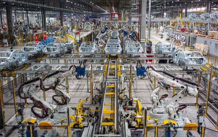 VinFast Hai Phong Smart Factory
VinFast’s EV plant in Hải Phòng is one of Southeast Asia’s most advanced smart factories, with >90% automation in body welding and painting lines, using robotic arms from ABB and KUKA. It sets a benchmark for Vietnam’s auto industry.


