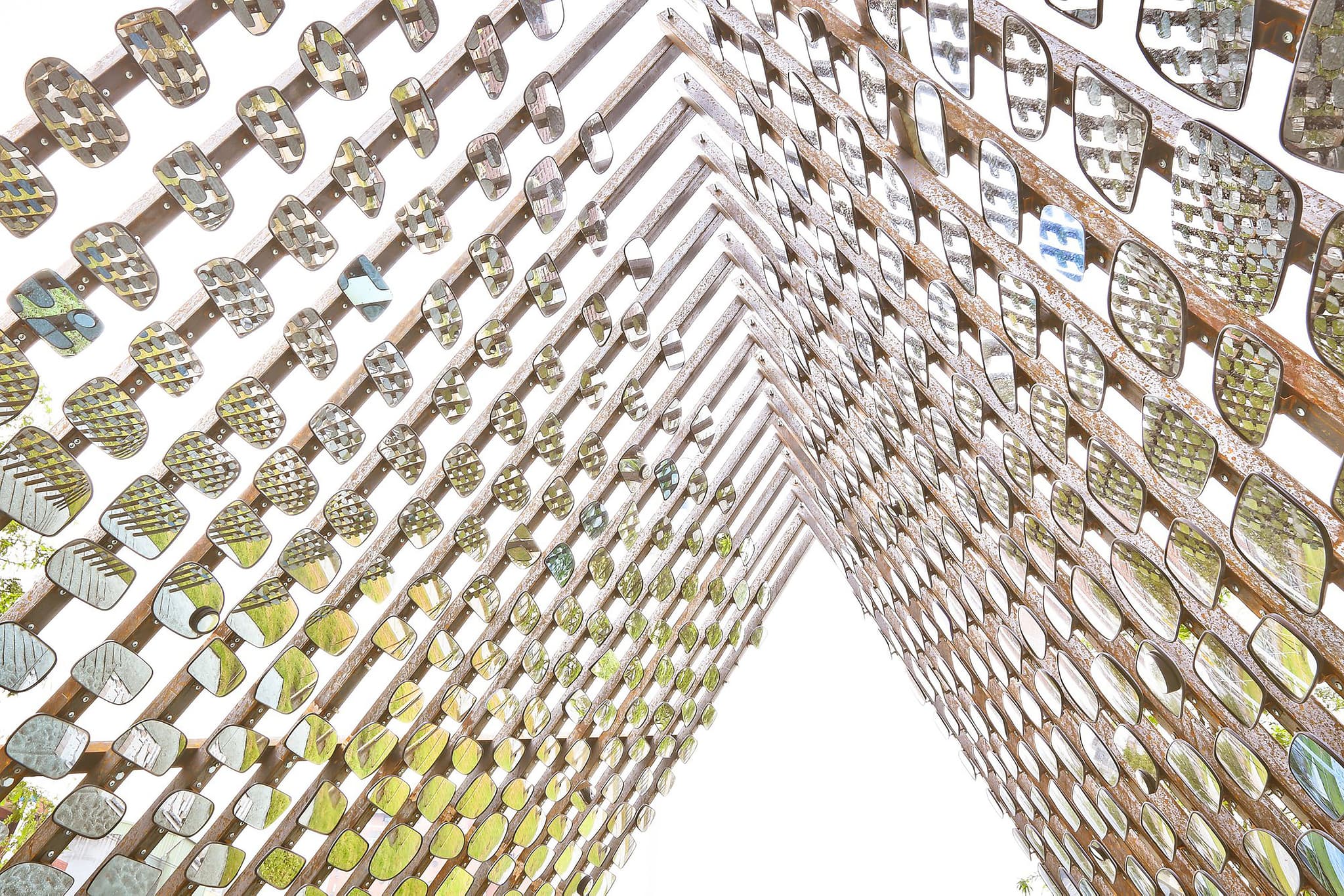 Pavilion made of reclaimed car mirrors at the Taoyuan Industrial Art Festival.
Picture by Rockburger