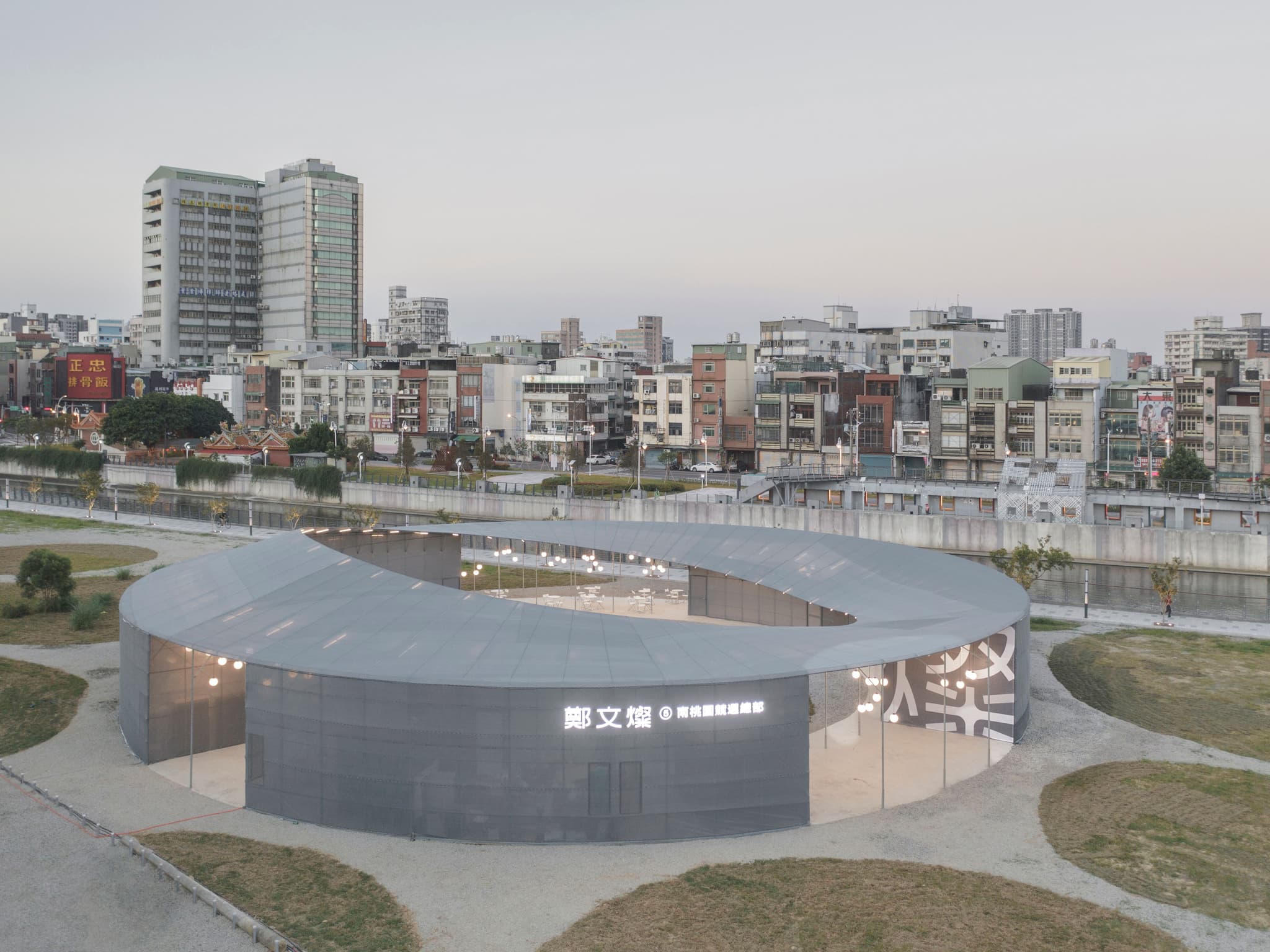 The Taoyuan political campaign pavilion, experimentally made of greenhouse materials.
Picture by Ethan Lee and Associates