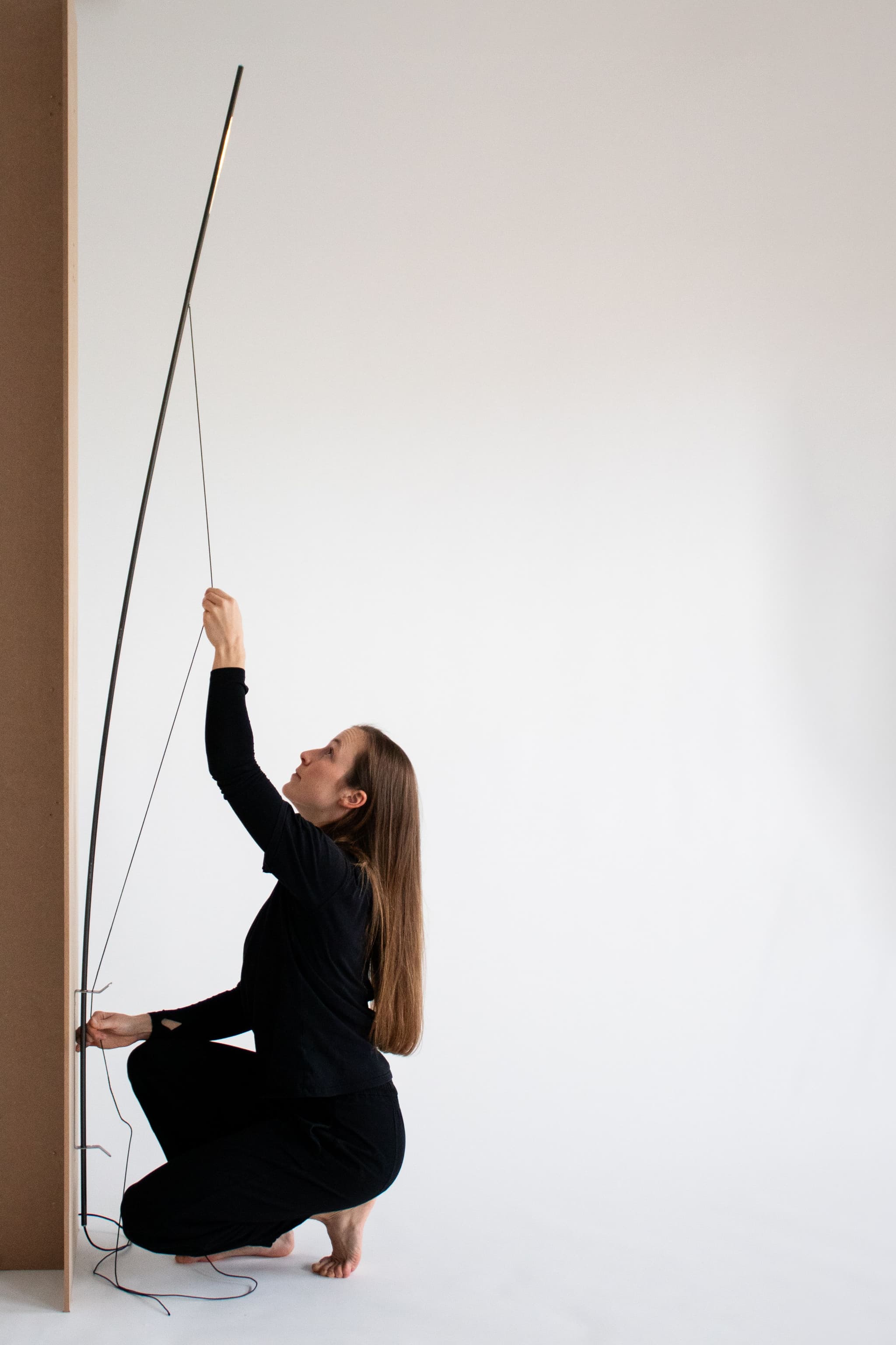 The tensioning cord in BOW molds the luminaire