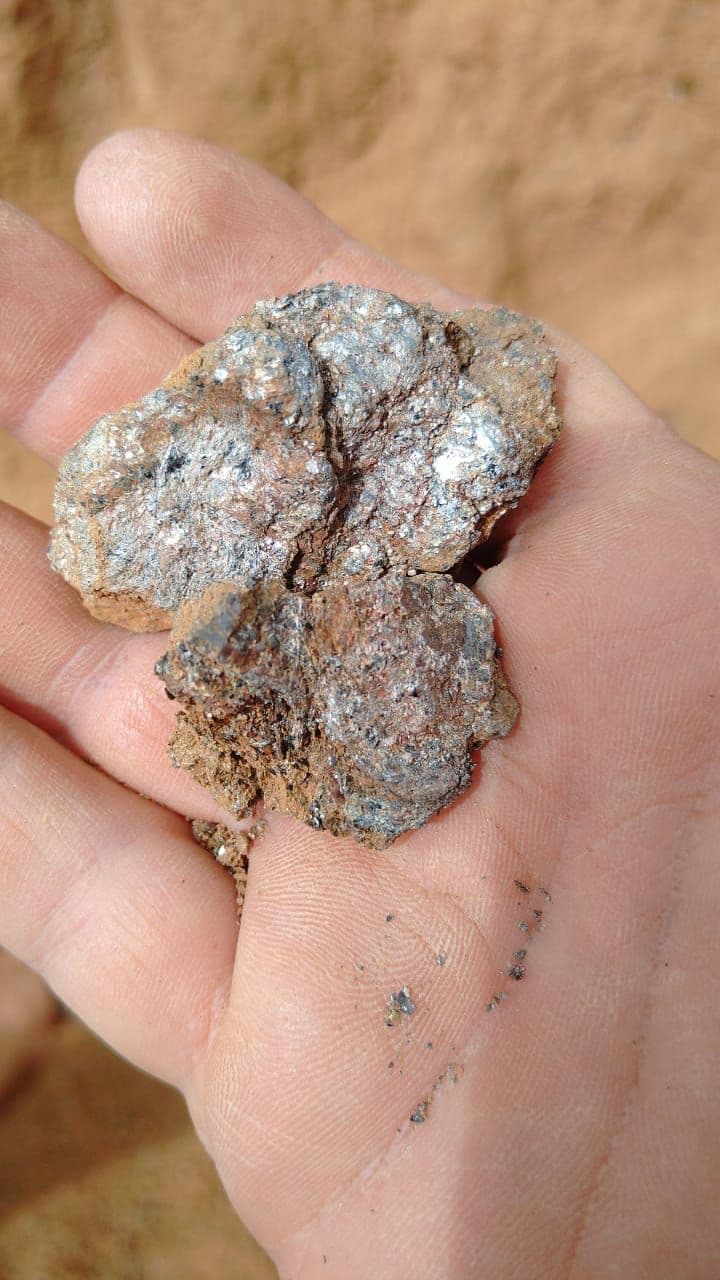 Thick graphite flakes in rock