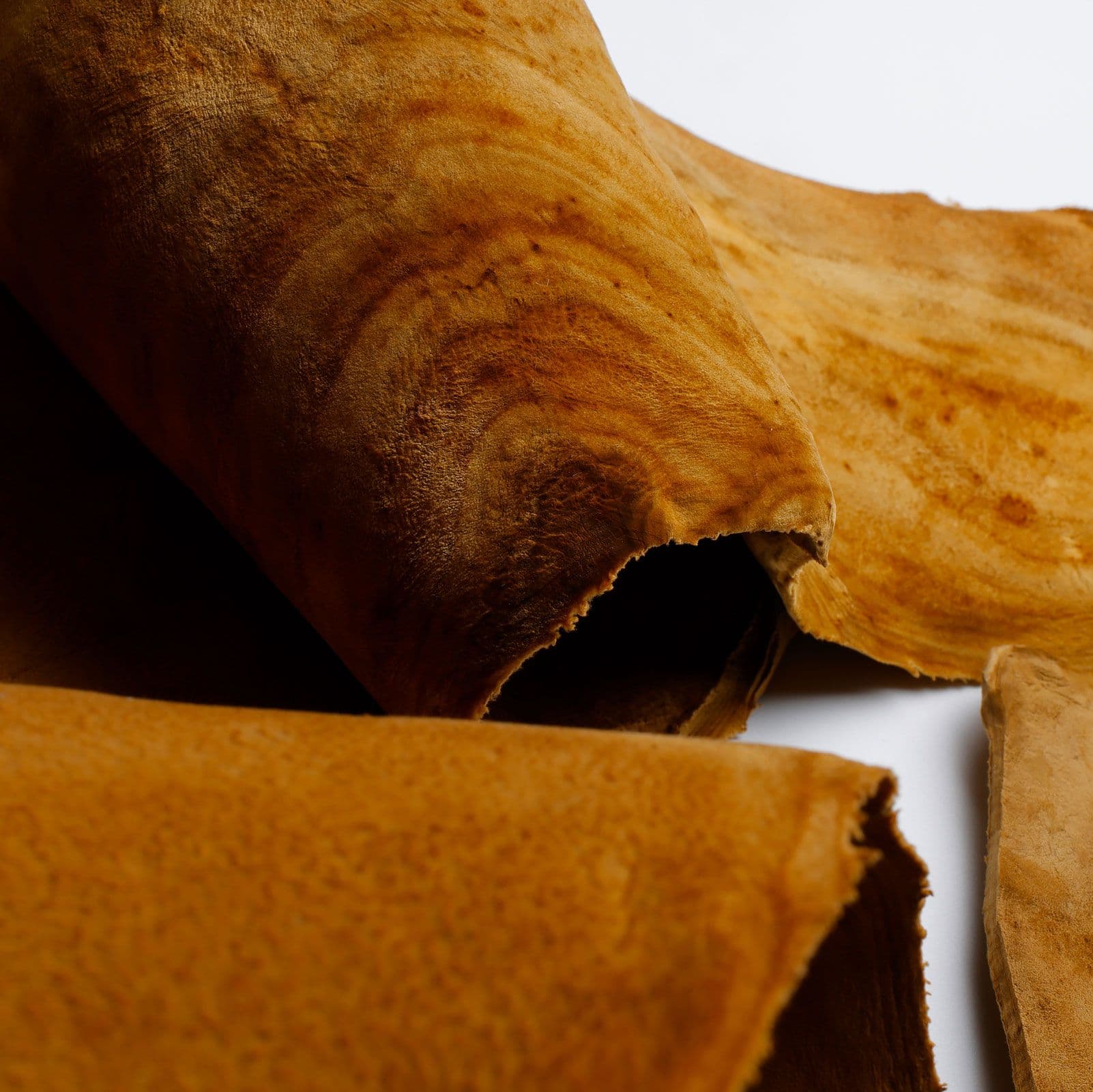 We study the characteristics of each material, the production process, and the story behind it.