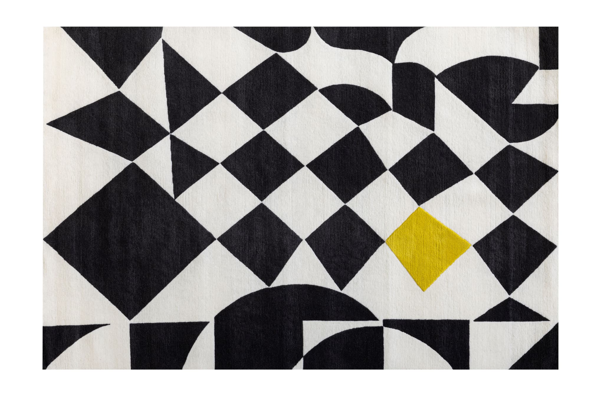 « Harlequin » rug - Introduced at Milan Design Week 2024 (Photo credit: @P.H.I. Interior)