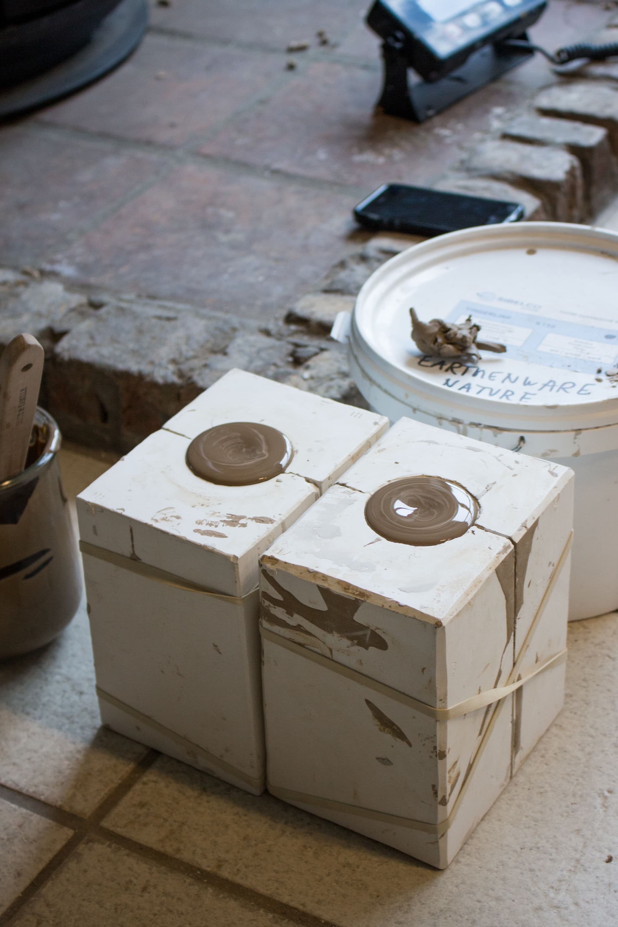 Testing our moulds to make samples, with Nijmegen’s slip clay inside