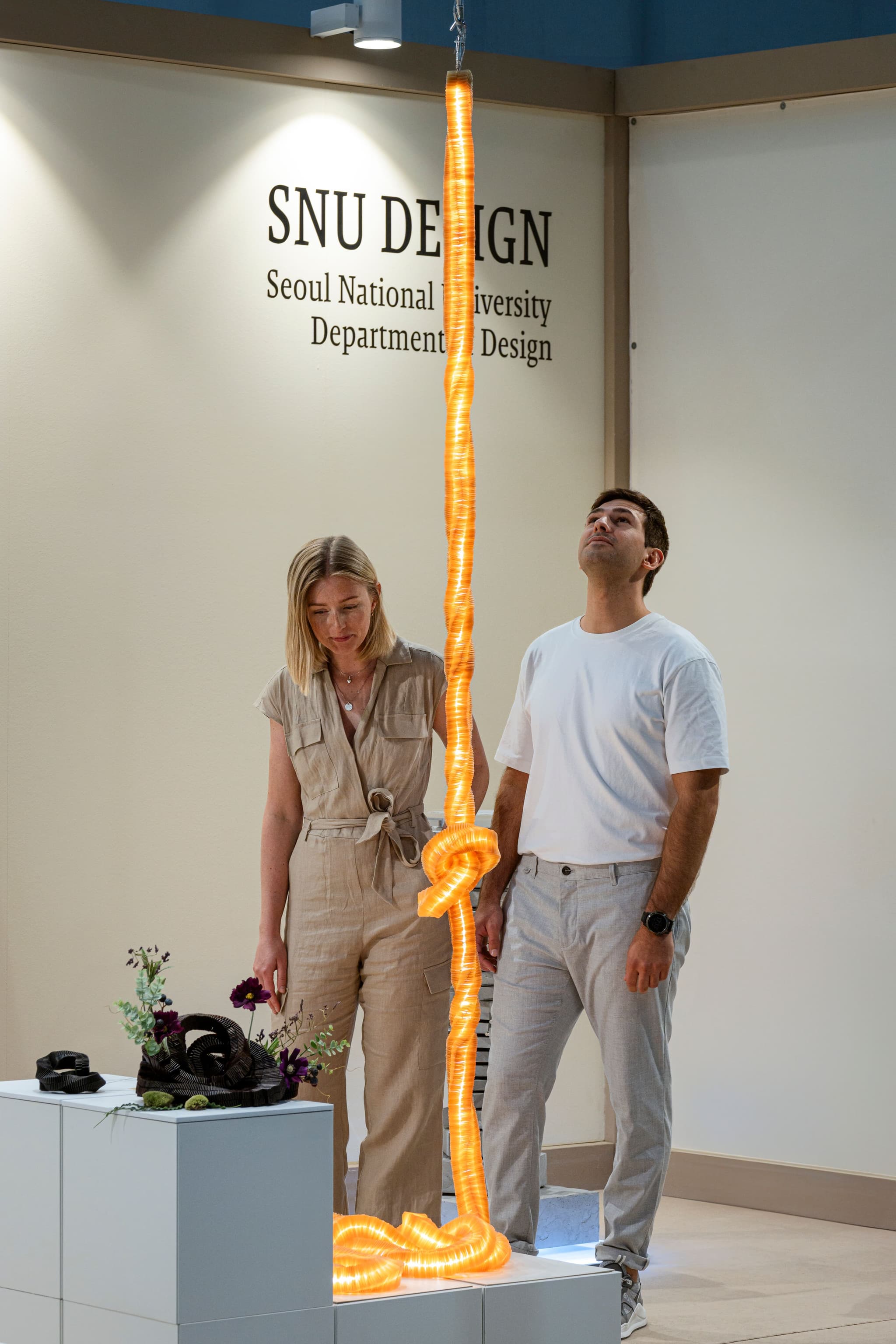 The light fixture made of an algae-based BDM is an eight-faced linear braided shape that wraps around a flexible LED strip light.