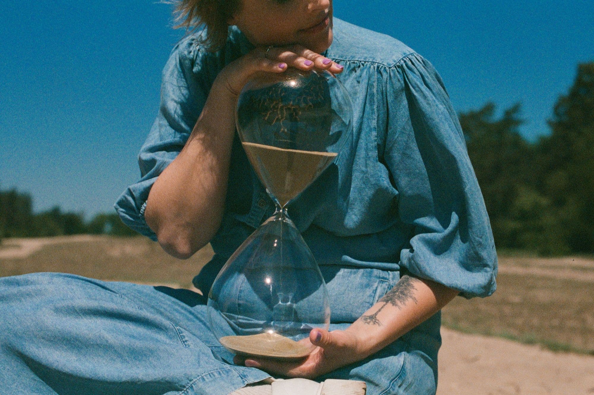 Marjolein Pijnappels holding an hour glass
We have to shift our way of thinking from materials as ‘things’ to something with a voice.
