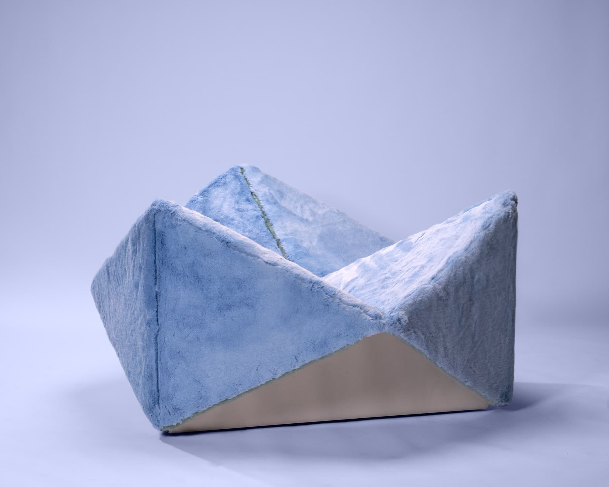 “Dionea” quasi chair in faux rabbit fur color blue (Credit photo: Simone Rigamonti)